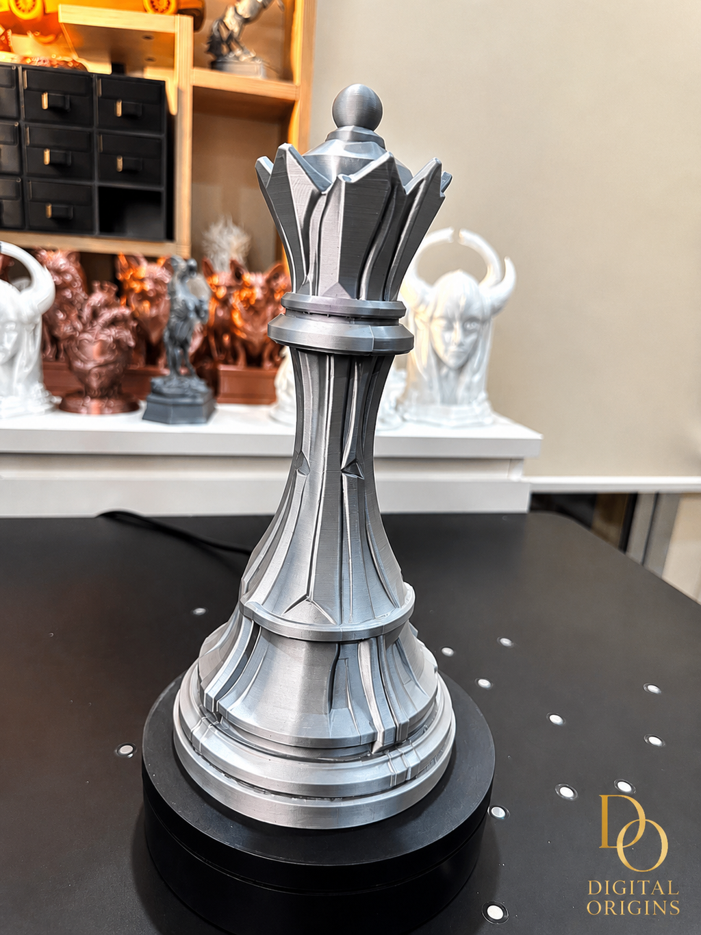 Regal Queen – Decorative Chess Sculpture